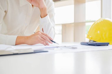 Mühendisler tartışmak bir plan üzerinde bilgi denetlerken bir ta