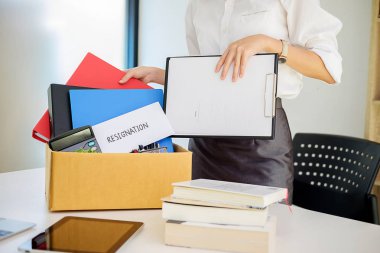  İş kadını masa karton kutu içinde eşyalarını paketleme 