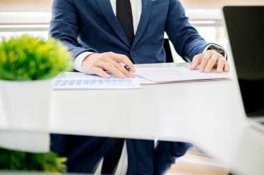 Bir bindi olacak yasal bir belge imzalamak üzere röportaj