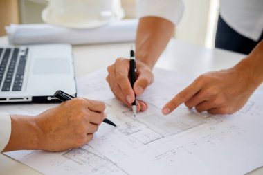 Mühendisler tartışmak bir plan üzerinde bilgi denetlerken bir ta