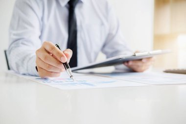 İş kavramı. Grafikler ve grafiği tartışırken iş adamları