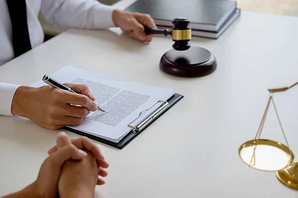 Juiz martelo com advogados da Justiça tendo reunião de equipe em escritório de advocacia — Fotografia de Stock