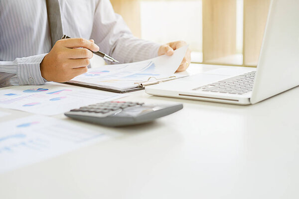 Бизнес-концепция. Деловые люди обсуждают графики и графики
