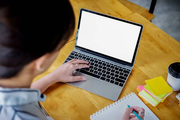 Concepto educativo. Estudiantes que estudian y lluvia de ideas campus co — Foto de Stock