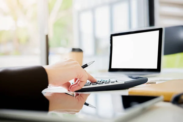 Vrouw met facturen en rekenmachine. Vrouw met behulp van de calculator voor Regelsvoororganizatie — Stockfoto