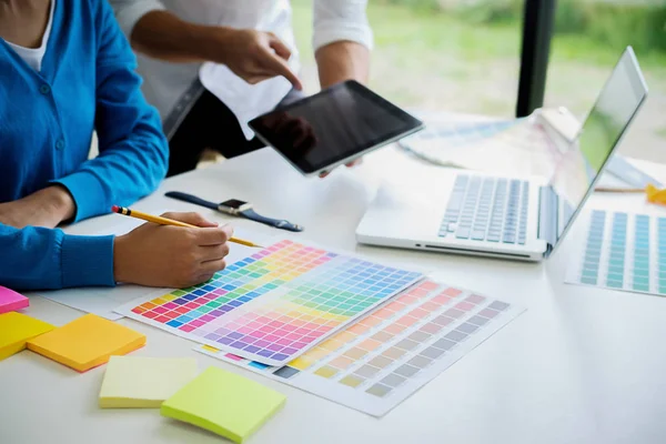 Diseño gráfico y muestras de color y bolígrafos en un escritorio. Arquitecto — Foto de Stock