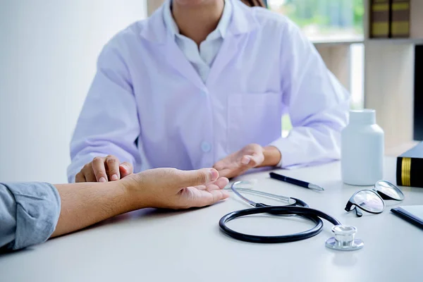 Paciente escuchando atentamente a un médico masculino explicando — Foto de Stock