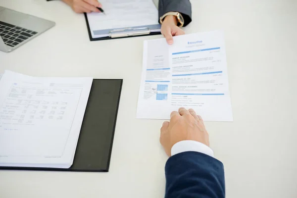 Interview bezig met het ondertekenen van een juridisch document dat zou een bindi — Stockfoto