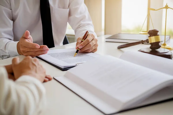 Richter feilschen mit Justizwacheanwälten bei Teamsitzung in Kanzlei — Stockfoto