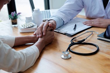 dikkatle dinliyor bir erkek hasta doktor açıklayan hasta s