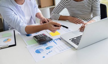 Başlangıç ortakları yeni strateji için fikirler tartışıyoruz d