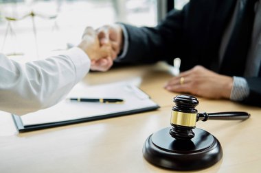 Yargıç tokmak hukuk şirketinde takım toplantısı olan Adalet avukatı ile 