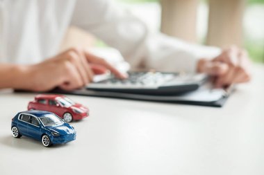 Araç ve ev modeli ile Ajan ve müşteri için tartışmak koNr