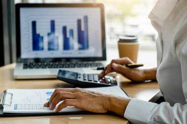 Finansal rakamları progre ifade eden analiz iş Danışmanı