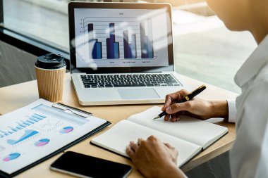 Finansal rakamları progre ifade eden analiz iş Danışmanı