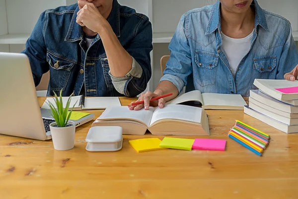 Eğitim kavramı. Öğrencilerin eğitim ve kampüs co beyin fırtınası