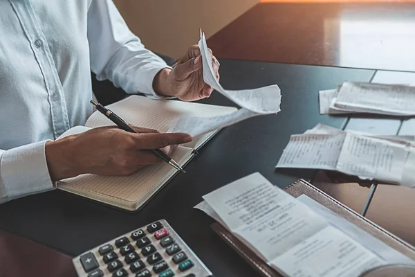 Femme avec factures et calculatrice. Femme utilisant une calculatrice pour calcu — Photo