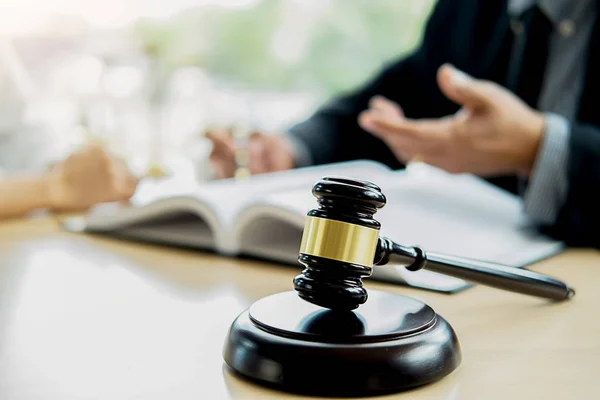 Rechter gaf met justitie advocaat met teamvergadering bij Law Firm — Stockfoto