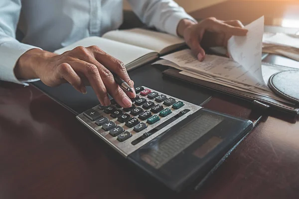 Kobieta z rachunków i Kalkulator. Kobieta za pomocą kalkulatora do kalkulatora — Zdjęcie stockowe