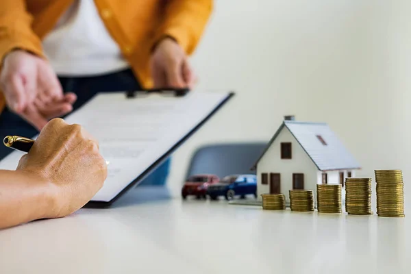 Fastighets mäklare och kund underteckna kontrakt för att köpa hus, i — Stockfoto