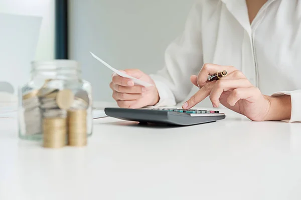 Filas de monedas para el concepto financiero y bancario con el hombre de negocios — Foto de Stock