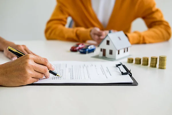 Agente de bienes raíces y contrato de firma de clientes para comprar casa, en —  Fotos de Stock