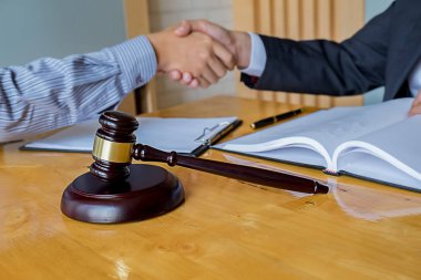 İş emin el sıkışma ve discussin sonra iş adamları