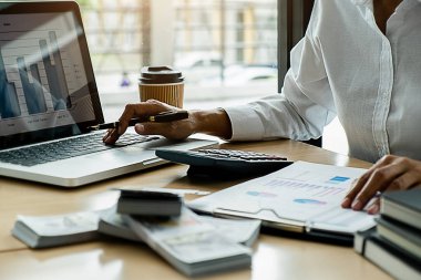 Finansal rakamları progre ifade eden analiz iş Danışmanı