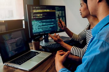 Yazılım geliştirme ve kodlama teknolojilerinde çalışan programcılar