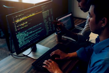 Yazılım geliştirme ve kodlama teknolojilerinde çalışan programcılar