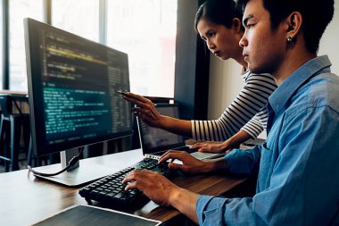 Yazılım geliştirme ve kodlama teknolojilerinde çalışan programcılar