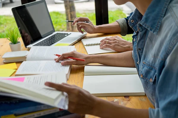 Koncepcja edukacji. Studenci studiów i burzy mózgów campus co — Zdjęcie stockowe