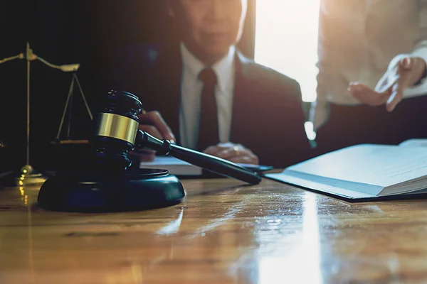 Richter Schwadronieren Mit Justizwacheanwälten Bei Team Meeting Kanzlei — Stockfoto