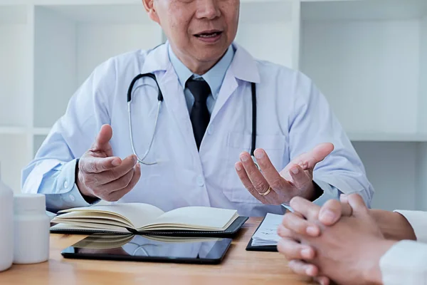 Médico Masculino Explicando Los Síntomas Paciente — Foto de Stock