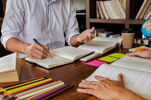 Concepto educativo. Estudiantes que estudian y lluvia de ideas campus co — Foto de Stock