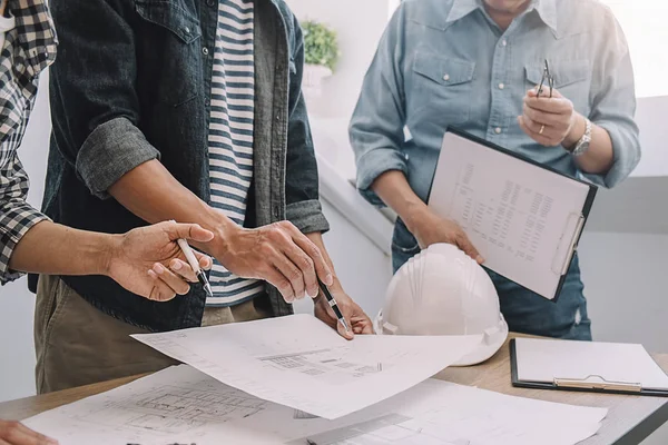 Ingénieurs discuter d'un plan tout en vérifiant les informations sur une ta — Photo