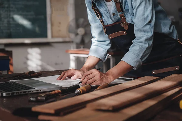 Tischler Arbeitet Mit Geräten Auf Holztisch Tischlerei — Stockfoto