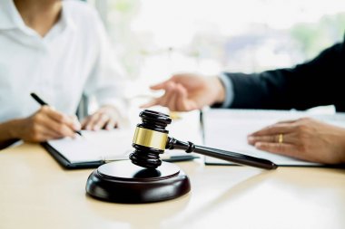 Adalet avukatı ile Yargıç tokmak yasal ofis arka plan ile hukuk şirketinde takım toplantısı
