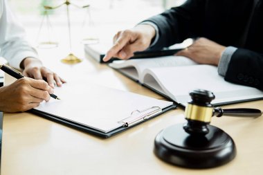 Adalet avukatı ile Yargıç tokmak yasal ofis arka plan ile hukuk şirketinde takım toplantısı