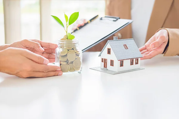 Spara Pengar För Att Investera Hus Eller Fastighet Framtiden — Stockfoto