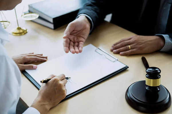 Richter Gabel Mit Justizwacheanwältin Bei Team Meeting Kanzlei Mit Juristischem — Stockfoto