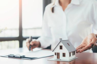 Ev satın almak için sözleşme için tartışma emlakçı ve müşteri ile House modeli