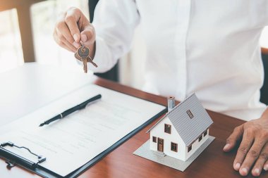 Ev satın almak için sözleşme için tartışma emlakçı ve müşteri ile House modeli