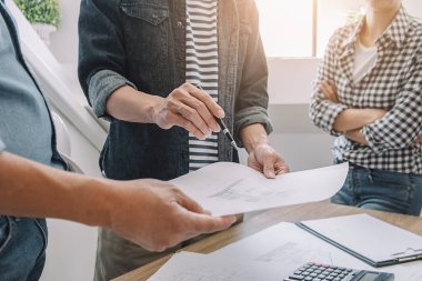 Mühendisler tartışmak bir plan üzerinde bilgi denetlerken bir ta