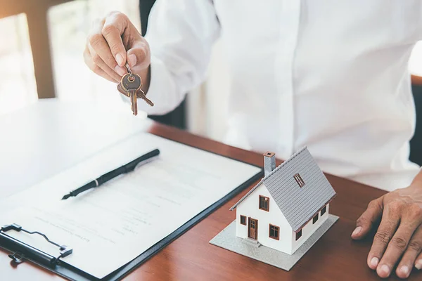 Huis Model Met Makelaar Klant Bespreking Voor Contract Huis Kopen — Stockfoto