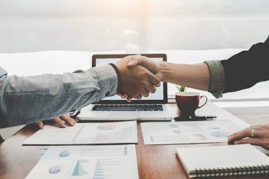 Başarılı iş adamları el sıkışma sonra iyi bir anlaşma. İş han