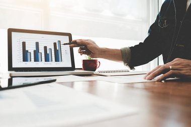 Onun kahve dükkanında çalışan genç iş kavramı ve l kullanarak