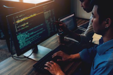 Bir yazılım geliştirme ve kodlama teknolosunda çalışan programcı
