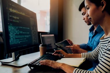 Bir yazılım geliştirme ve kodlama teknolosunda çalışan programcı