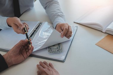 İşadamı gerçek bir anlaşma için anlaşma yaparken para veren